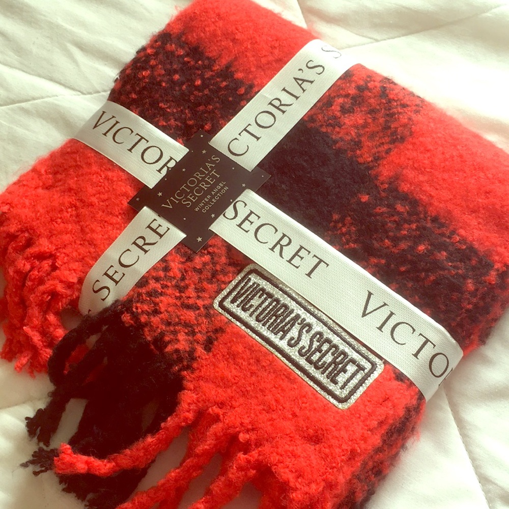 Victoria's Secret Scarf.  Z600